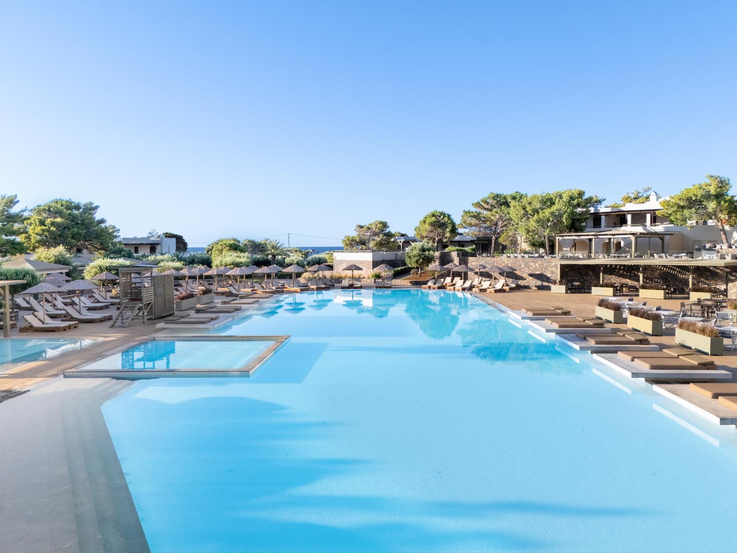 Pool und Sonnenterrasse