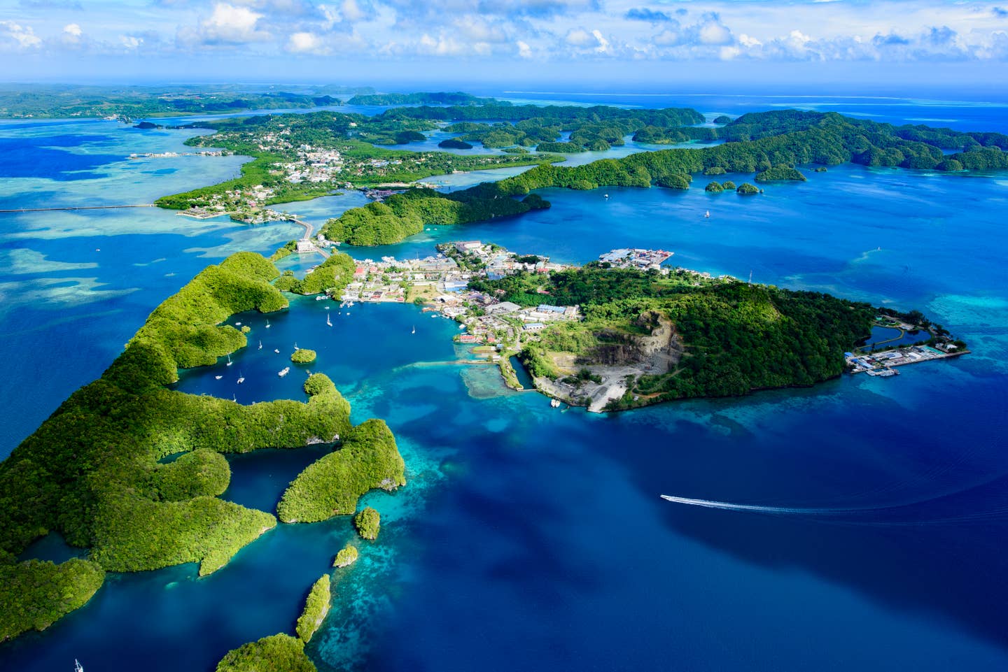 Rundreisen Südsee: Luftbild von Malakal Island im Südsee-Inselstaat Palau