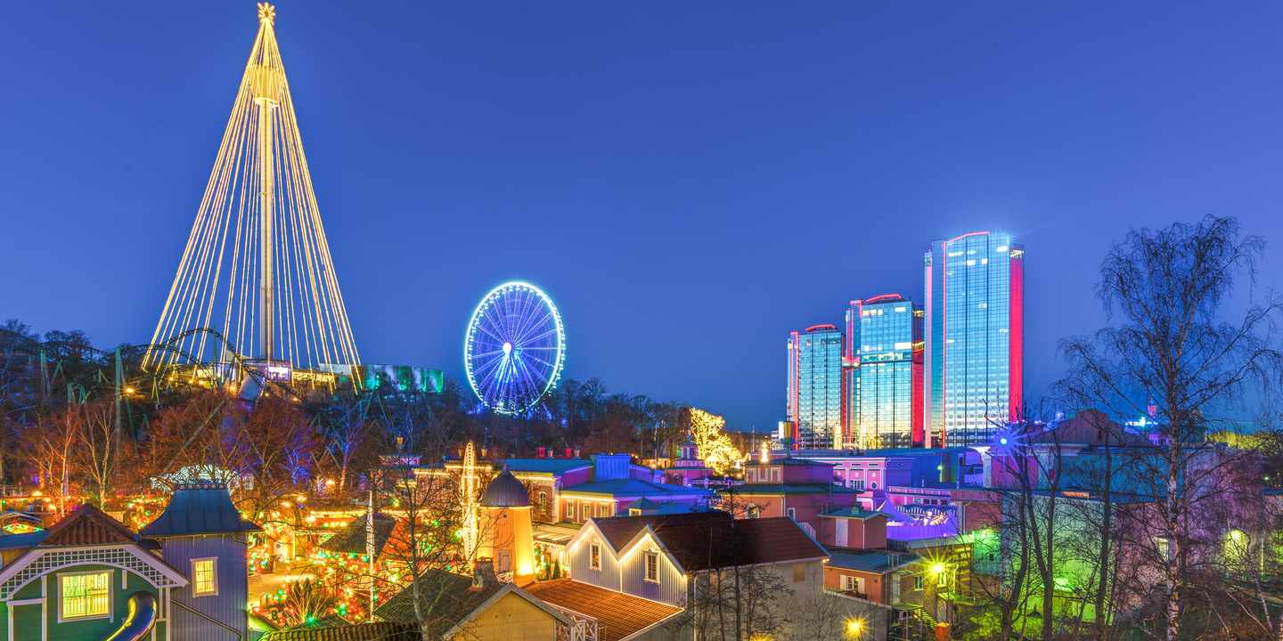 Der Freizeitpark Liseberg in Göteborg bei Nacht