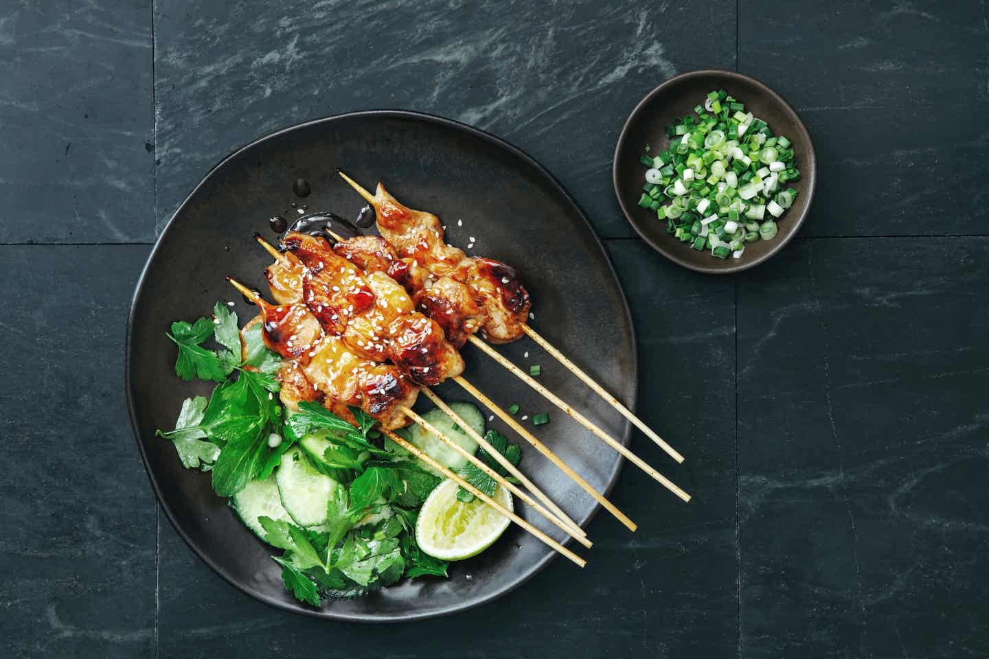 Satay-Spieße mit Gurken und Lauchzwiebeln