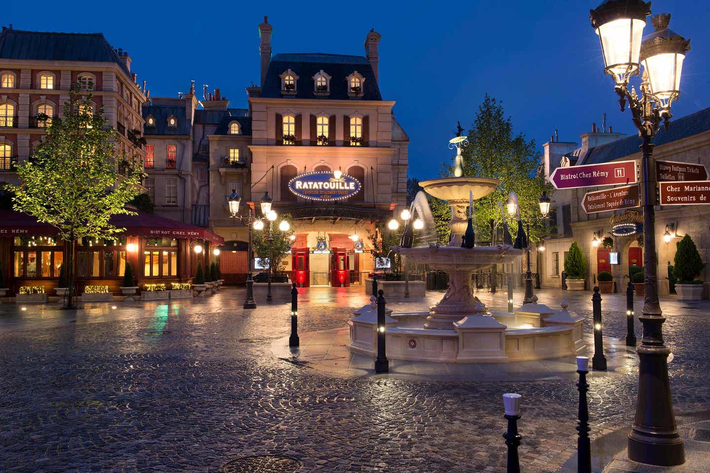 Blick auf das Bistro und den Platz davor bei Nacht