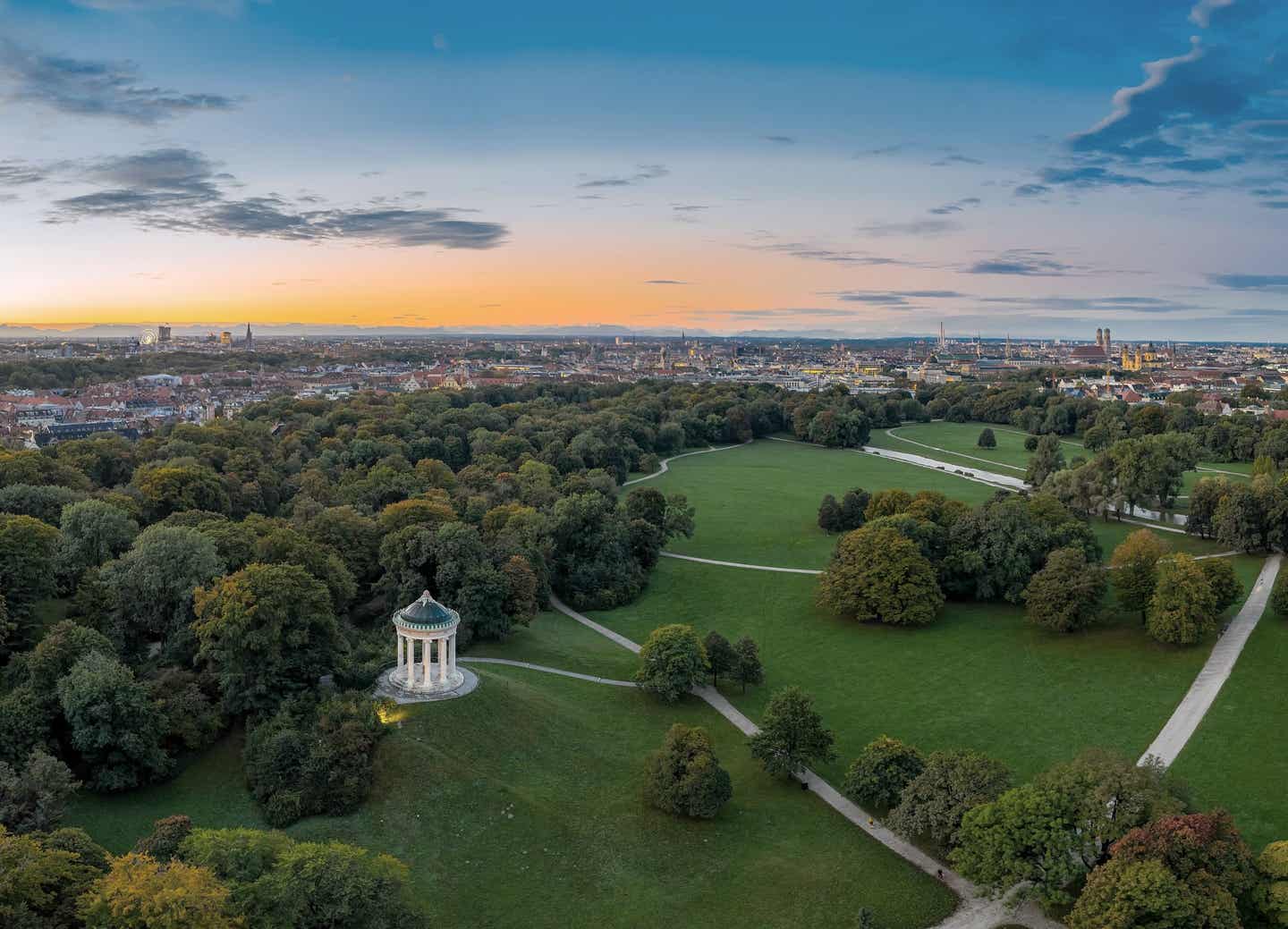 Panoramablick auf den Englischen Garten mit München im Hintergrund