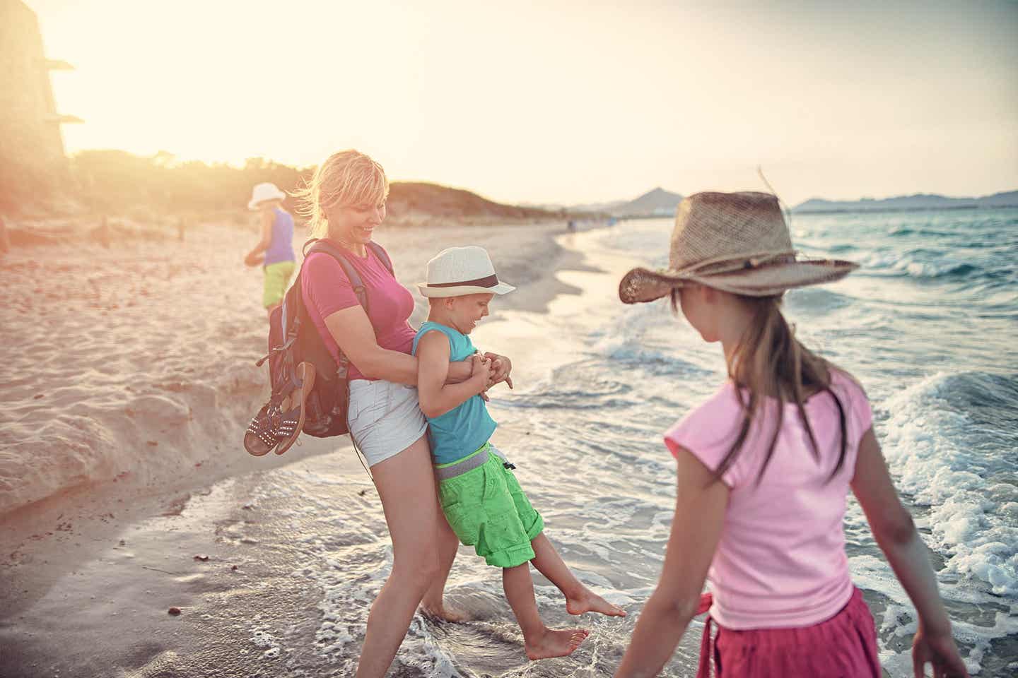 Familien tobt gemeinsam in den Wellen am Strand