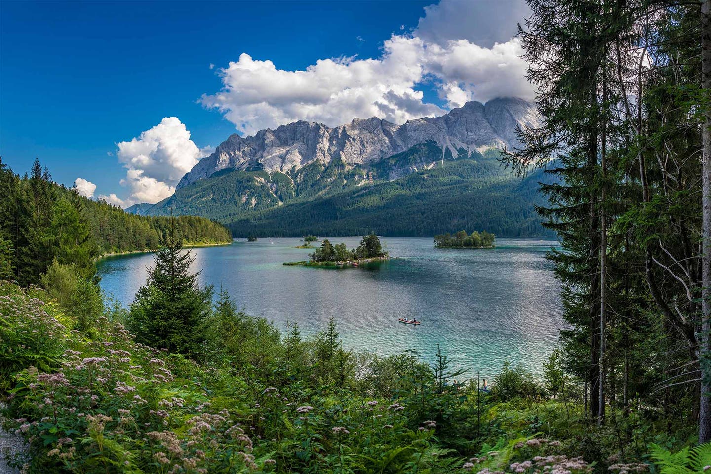 Blick auf den Eibsee und den bayrischen Wald