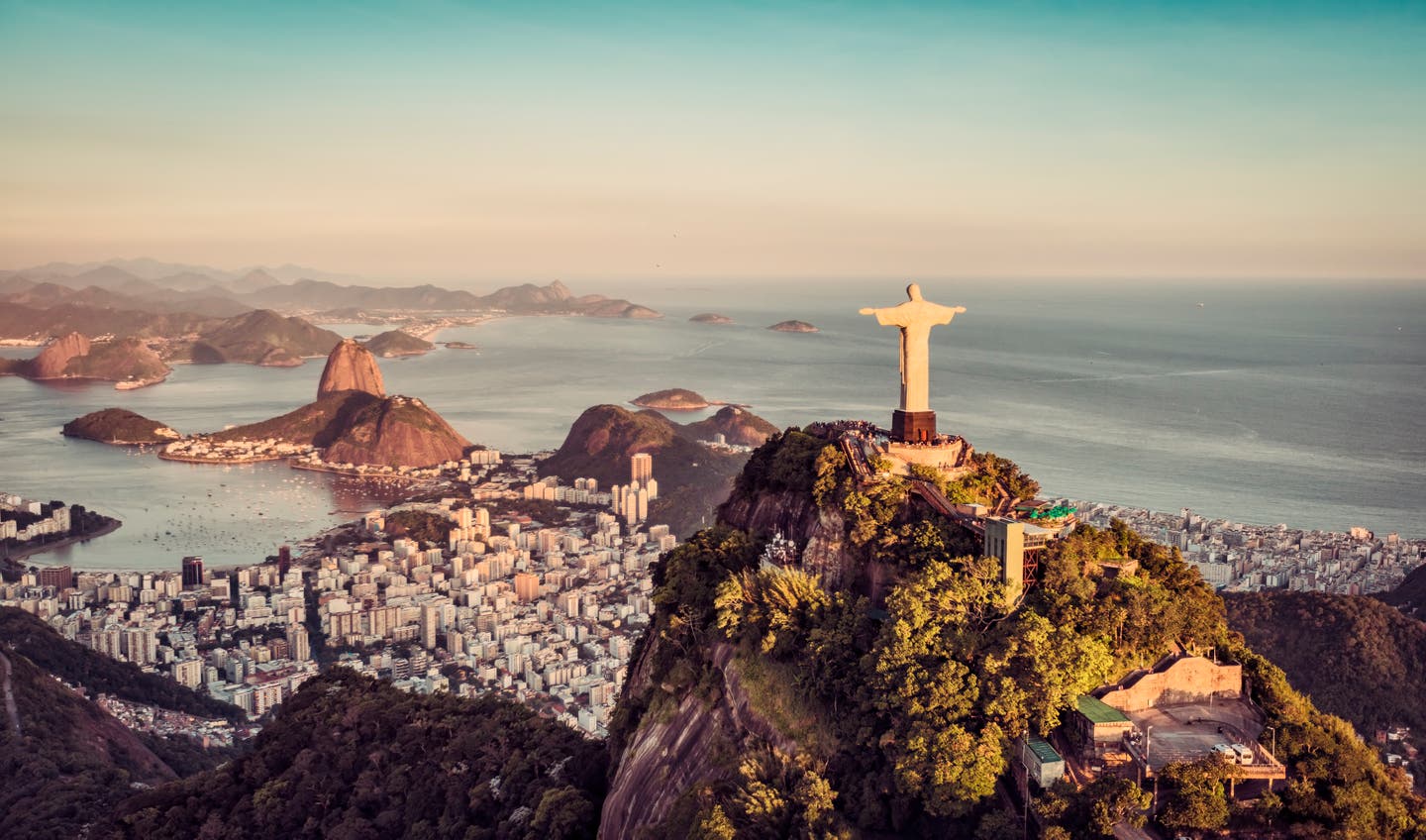 Luftaufnahme der Statue Cristo Redentor mit Blick über Rio de Janiro und den Zuckerhut