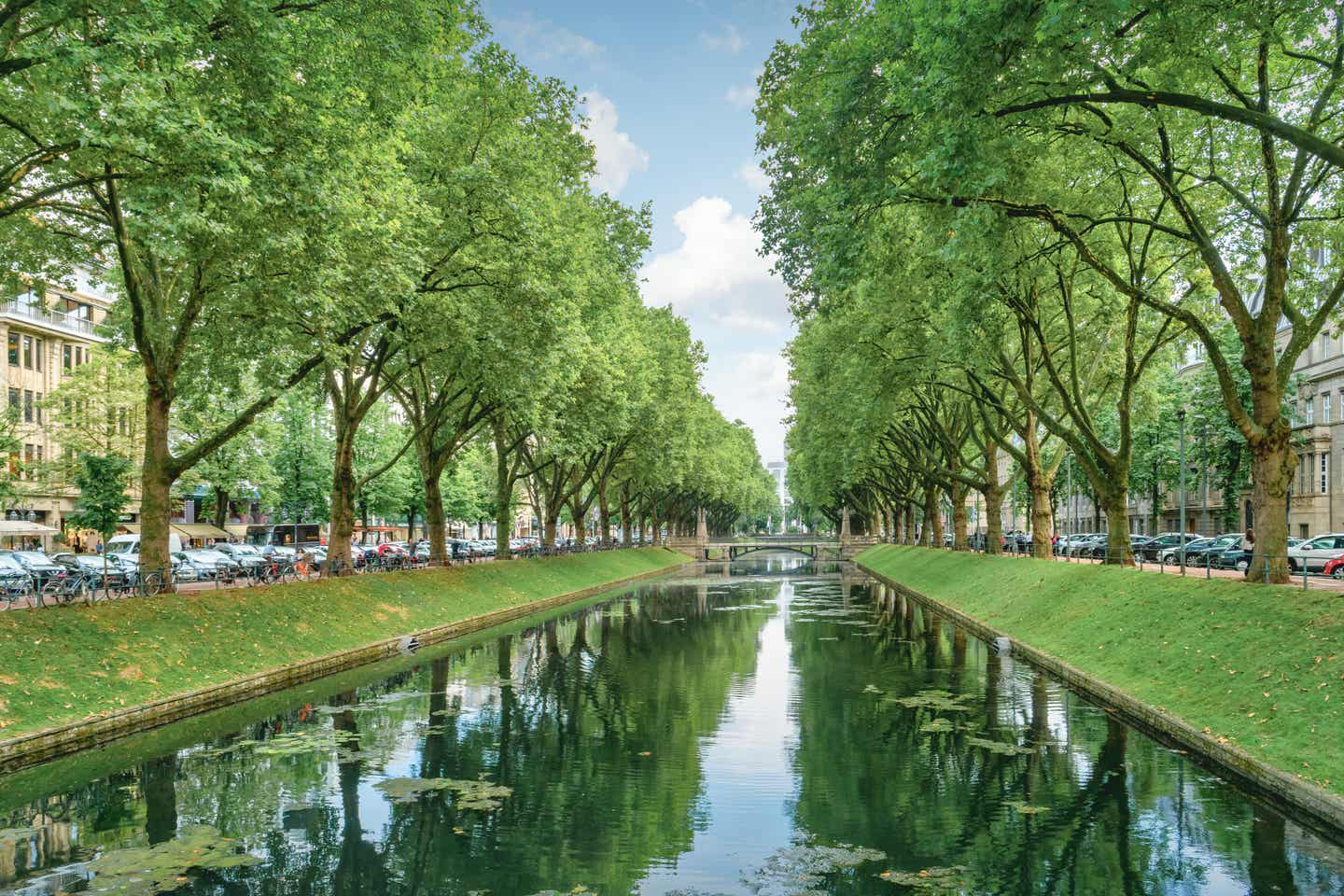Städtereise Düsseldorf: Königsallee in Düsseldorfer Innenstadt