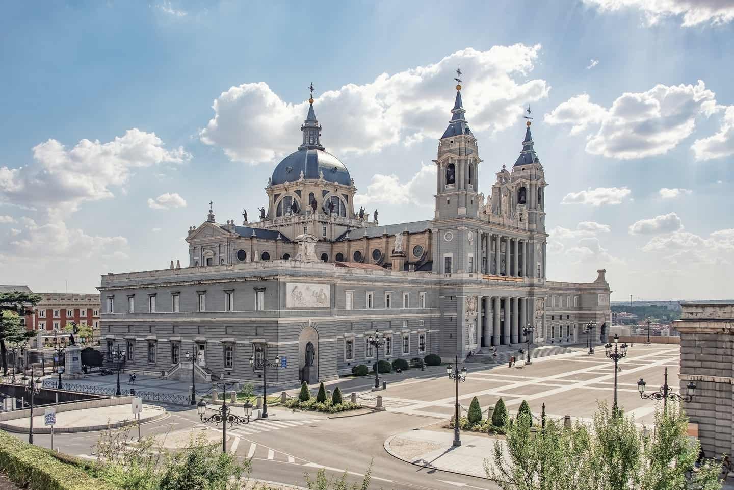 Madrid Sehenswürdigkeiten: Architektur der Almudena Kathedrale