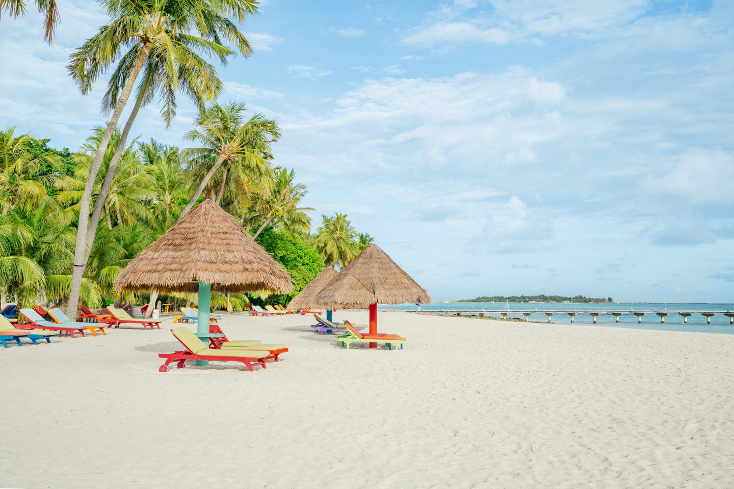 Strand mit Liegen und Schirmen