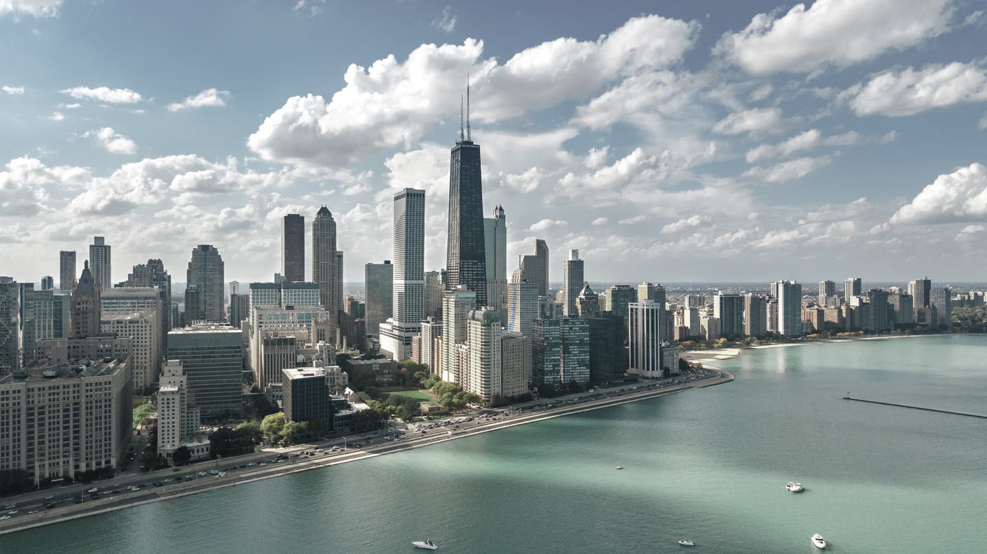 Chicago Urlaub mit DERTOUR. Luftaufnahme der Skyline Chicagos vom Michigansee aus