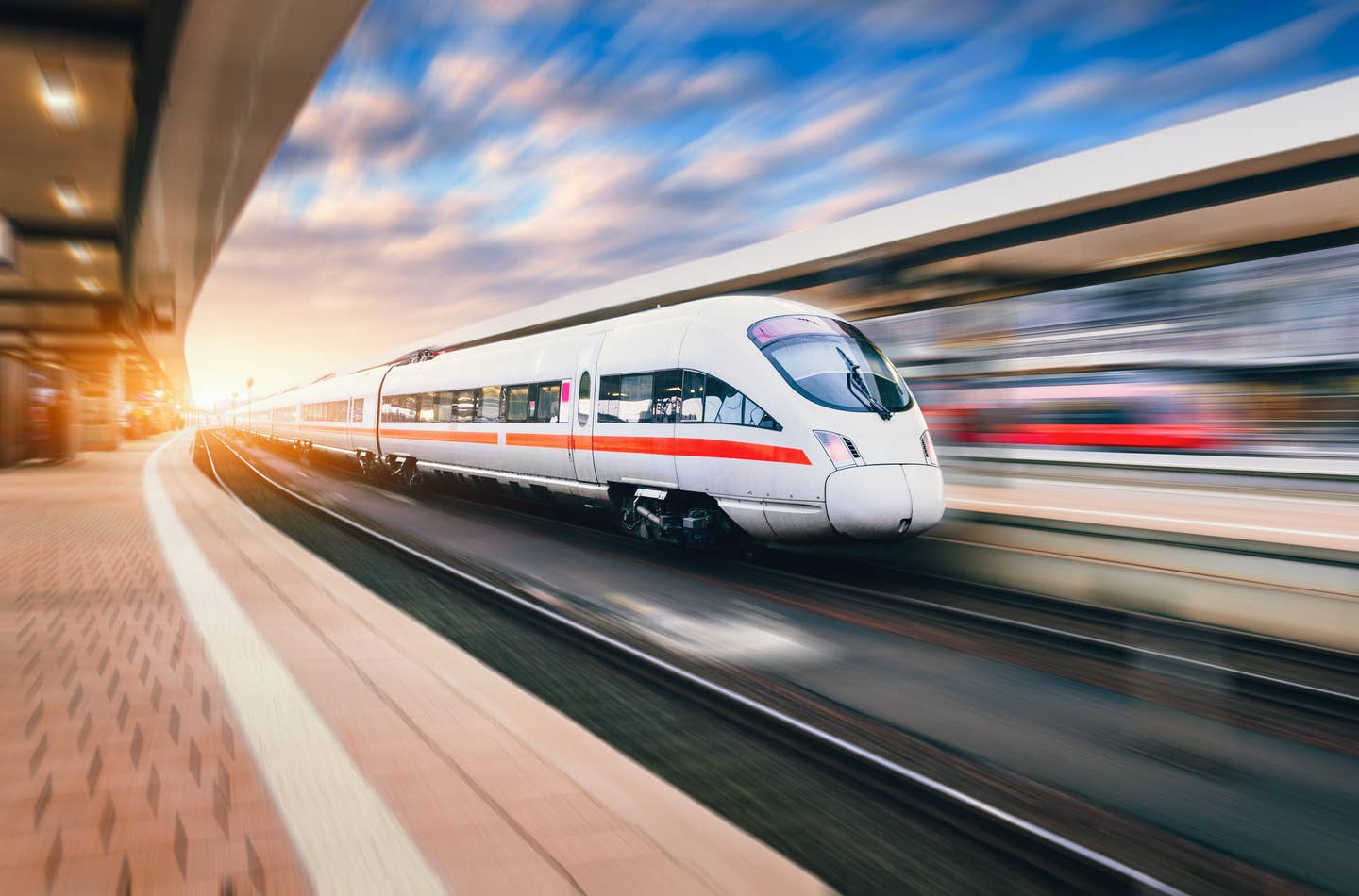 Bahnreisen: ICE Zug fährt in den Bahnhof ein