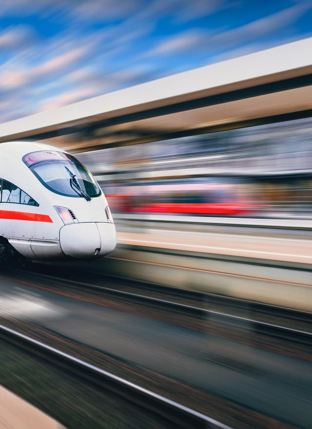 Bahnreisen Bahnreisen: ICE Zug fährt in den Bahnhof ein