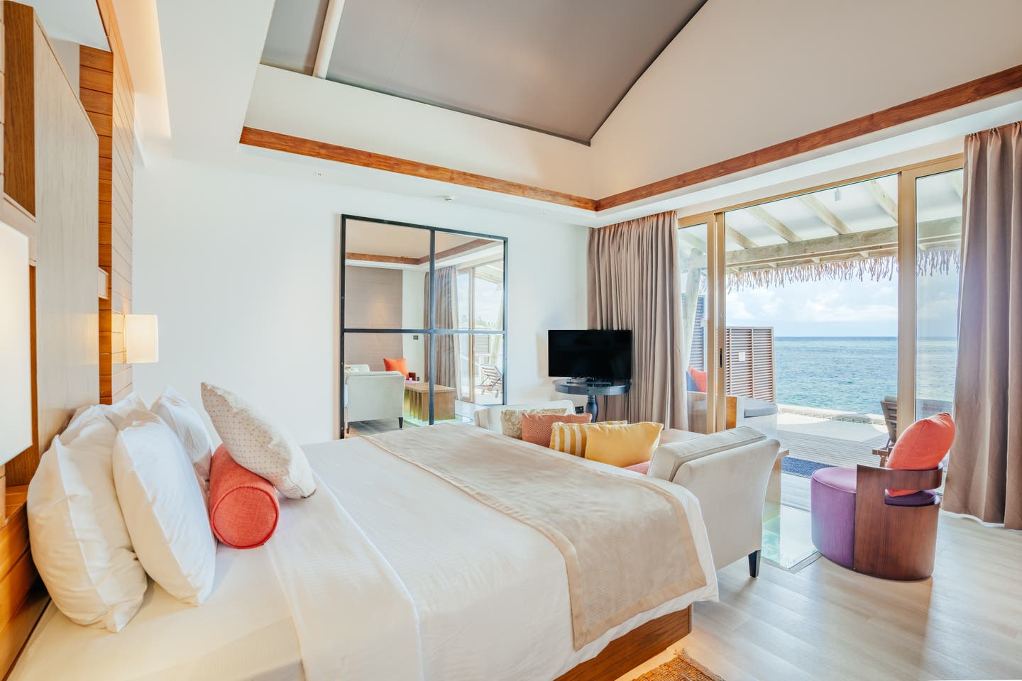 Wohn- und Schlafbereich eines Water Bungalows