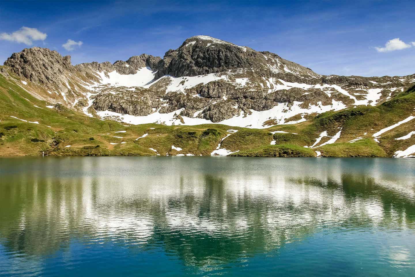 Deutschland Alpen Schrecksee Blick vom See auf Berg