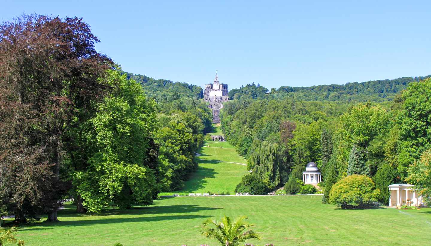 deutschland-hessen-kassel-bergpark-wilhelmshoehe-herkulesdenkmal-parklandschaft-g-157037856.jpg