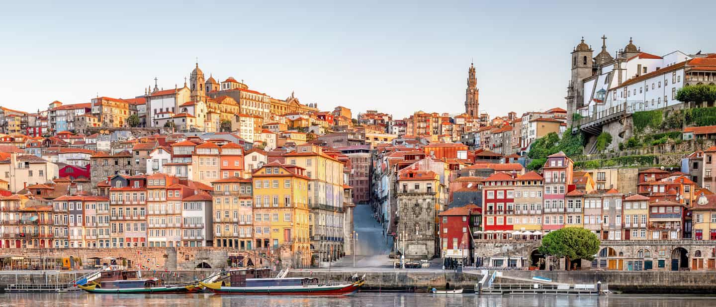 Porto Sehenswürdigkeiten: Altstadt Ribeira mit bunten Häusern am Douro-Ufer und historischer Bebauung