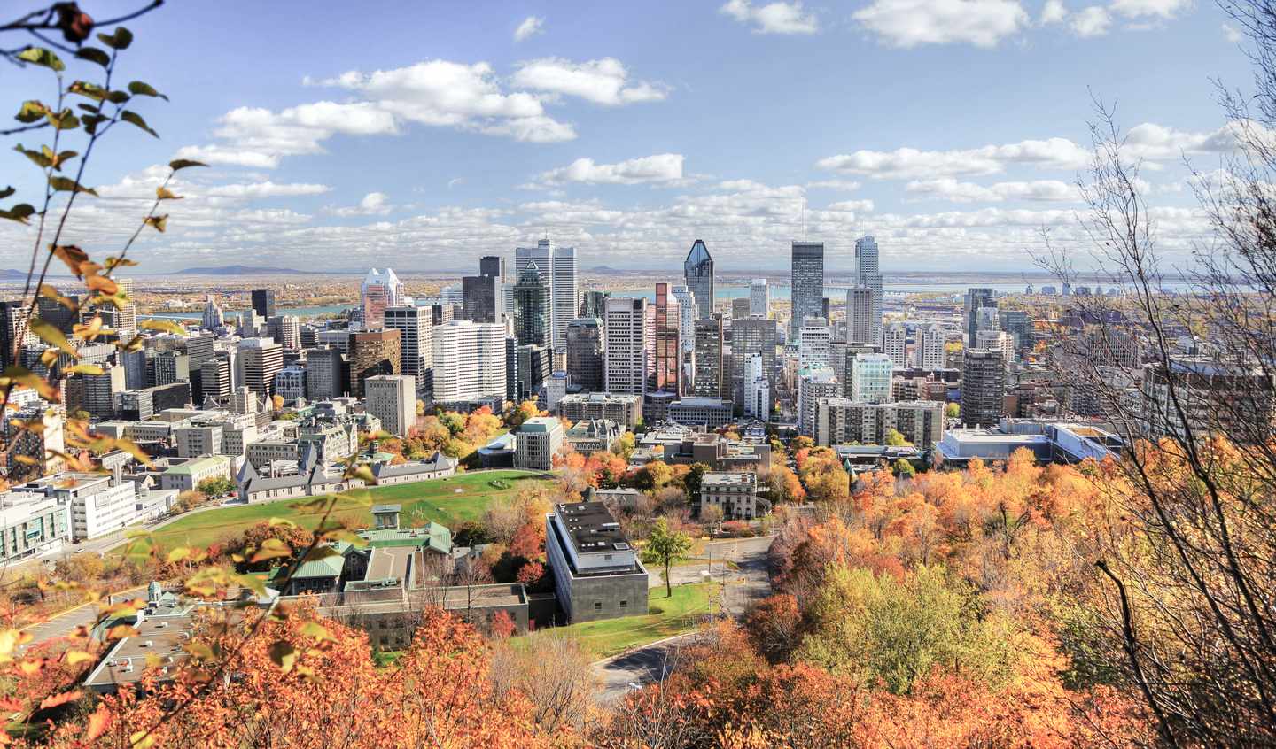 Städtetrip Oktober. Kanada: Die Skyline von Montreal im Herbst 