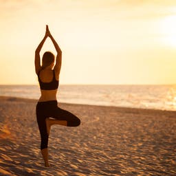 wellnessurlaub-yoga-strand-t-483725514.jpg