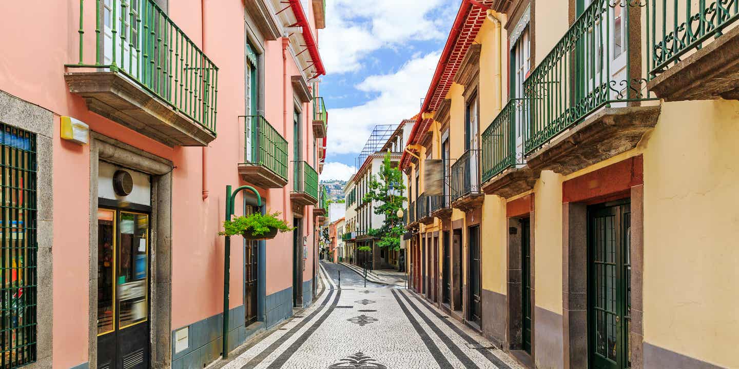 Altstadtgassen den Berg hinauf in Funchal