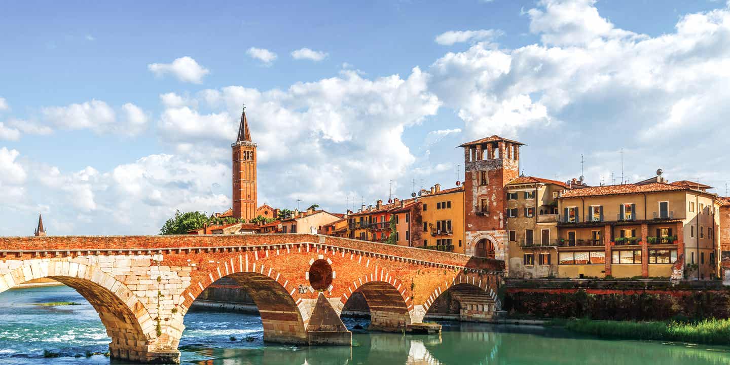 Blick auf eine mittelalterlichen Brücke im Strädtereisen-Geheimtipp Verona