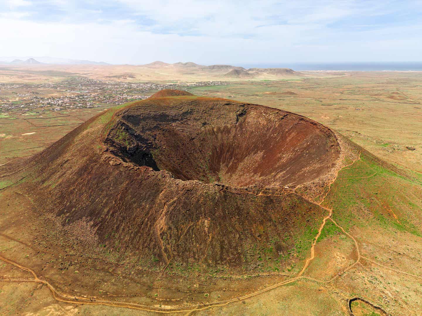 Luftaufnahme des Calderón Hondo mit gut sichtbarem Krater bei Lajares auf Fuerteventura