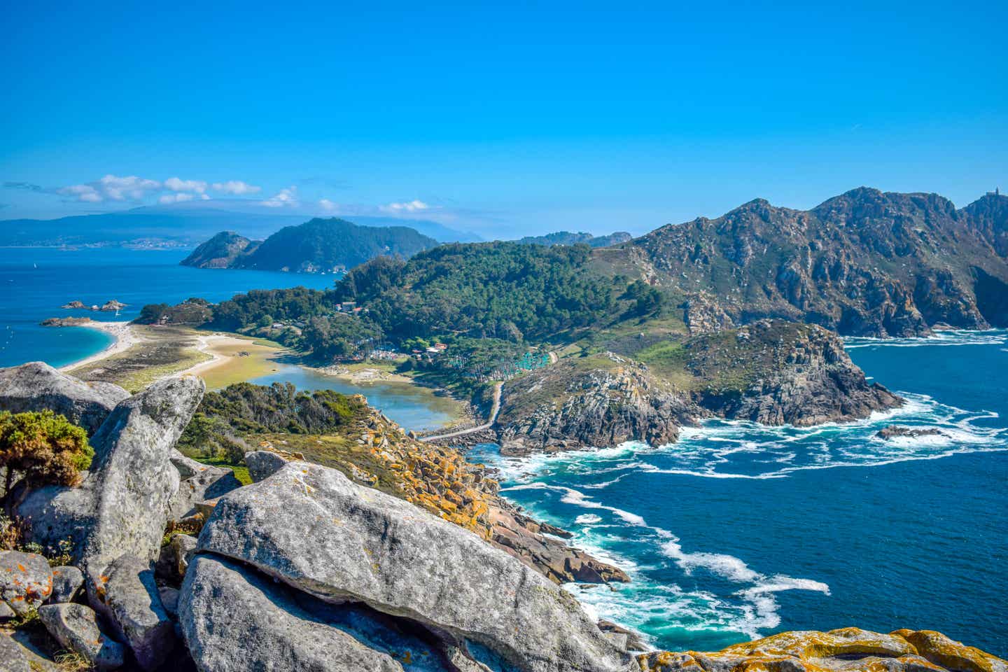 Blick auf die Cies Islands in Galicien mit Meer und Bergketten im Hintergrund