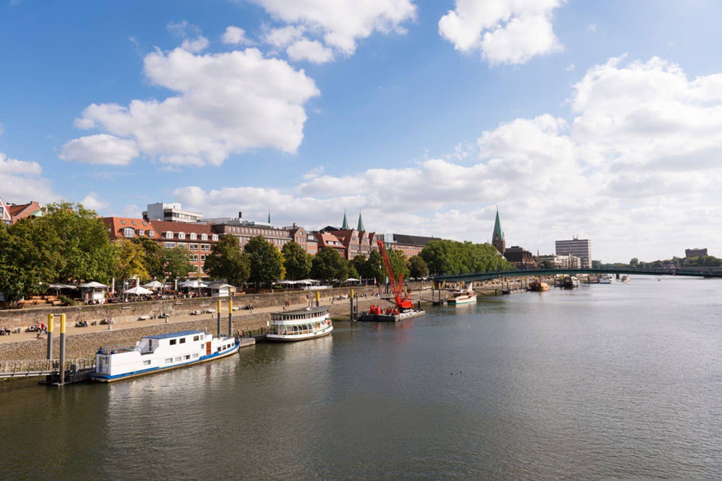 Blick auf das Weserufer in Bremen