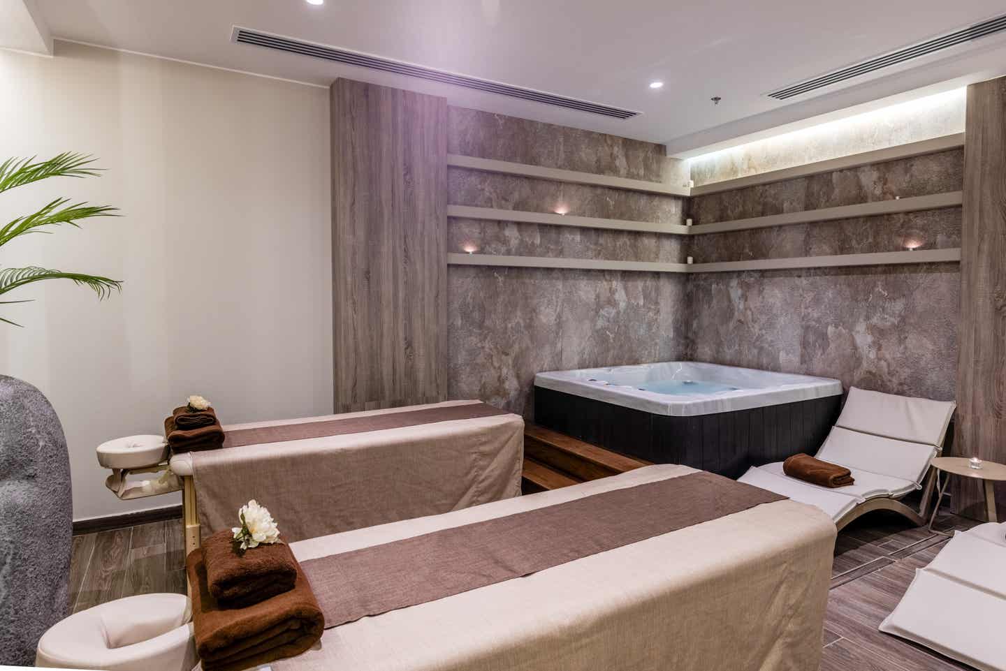 Wellnessbereich im Aldiana Club Hotel Naga Bay mit Massageliegen, Whirlpool und entspannender Atmosphäre Entspannung pur: Der stilvolle Spa-Bereich im Aldiana Club Hotel Naga Bay