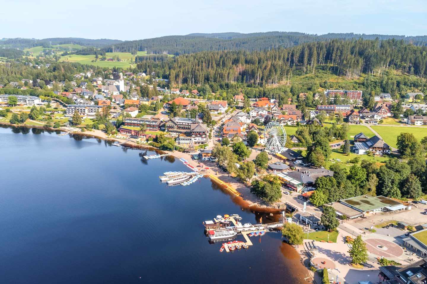 Sehenswürdigkeiten im Schwarzwald: Luftansicht des Titisees