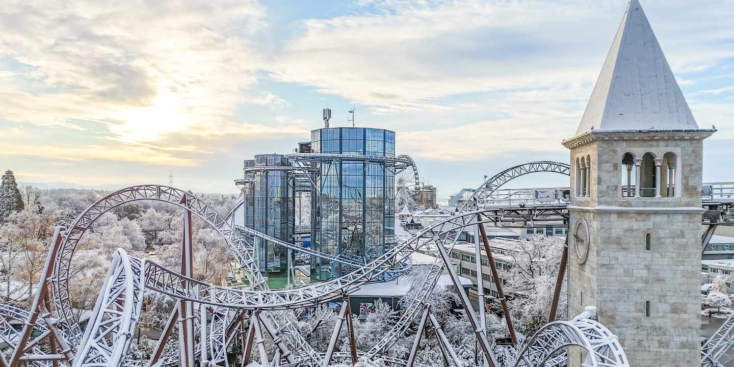 Verschneite Achterbahn im kroatischen Themenbereich des Europa-Park im Winter in Rust