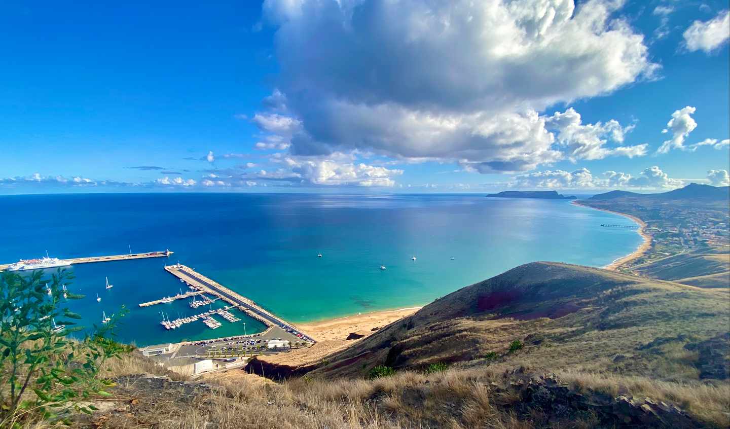 Der Yachthafen mit Strand auf Madeiras Nachbarinsel Porto Santo