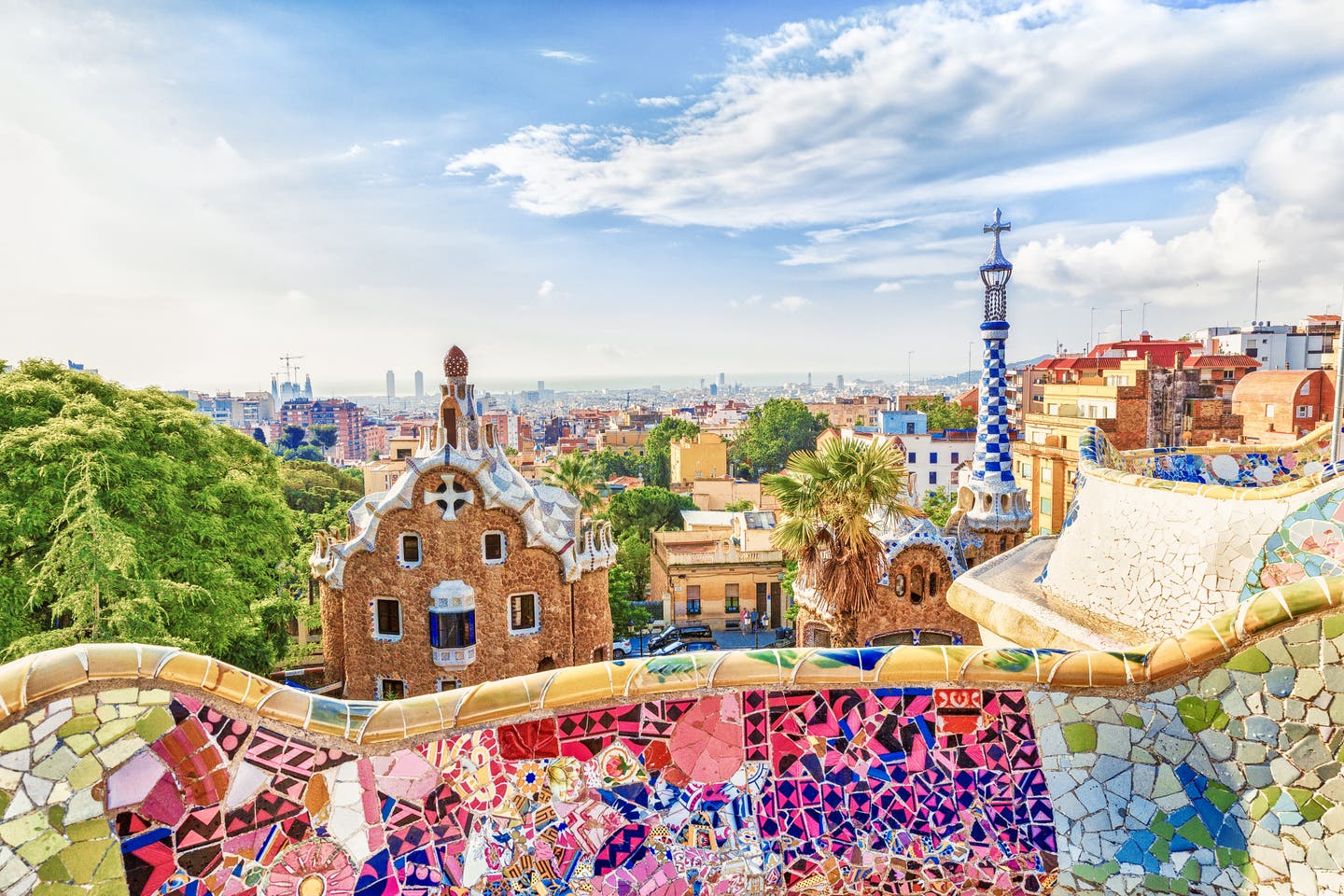 Blick vom Park Güell auf Barcelona mit den ikonischen Mosaikbänken – Highlight jeder Gaudí-Erlebnisreise
