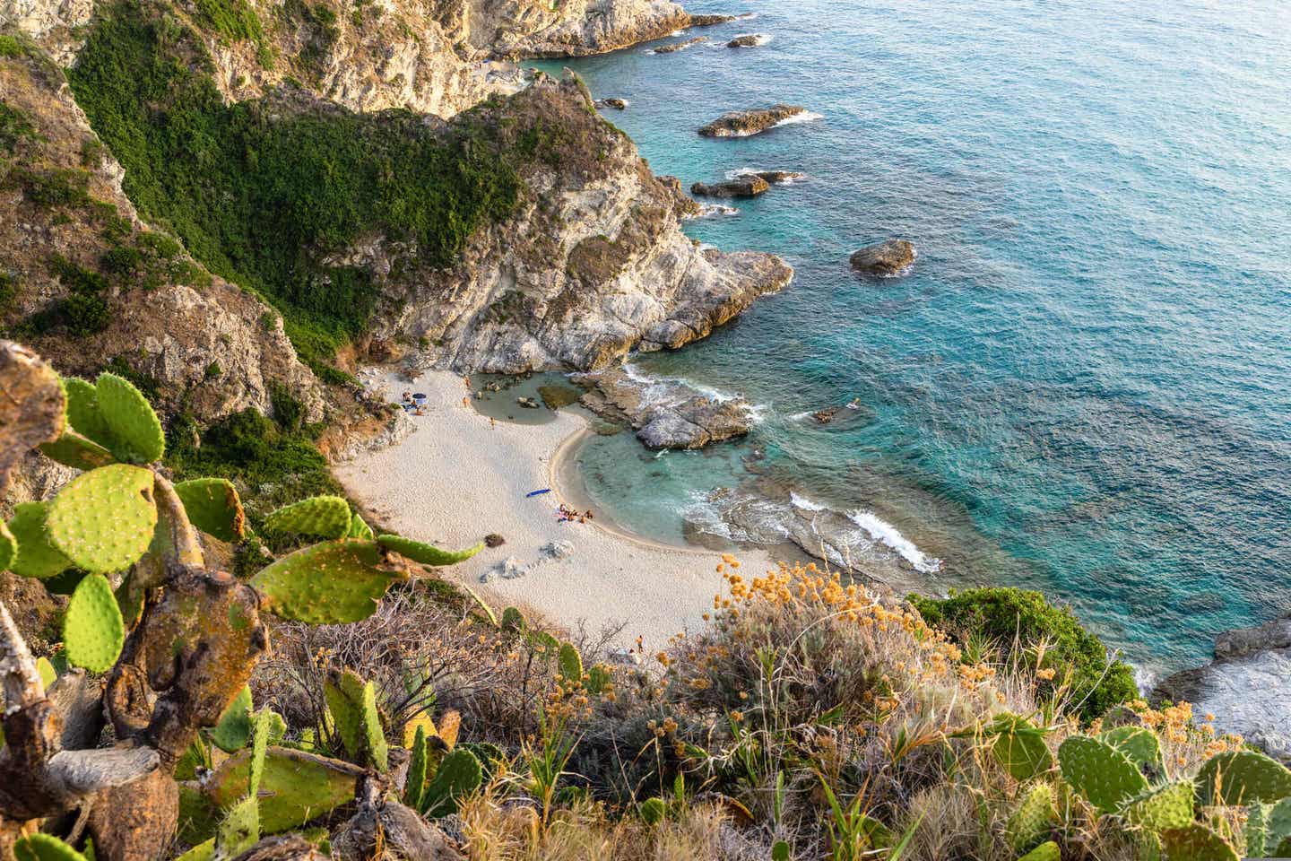 Sonnenuntergang am Ficara Beach an der italienischen Küste