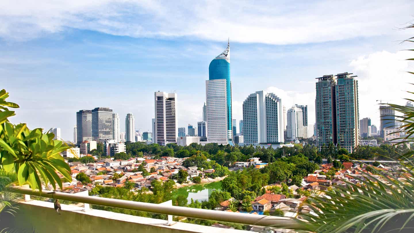 Jakarta mit Wolkenkratzern im Panorama