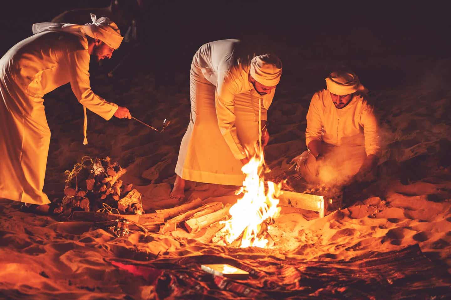 Wüstenlager in Dubai: Grillen am Feuer