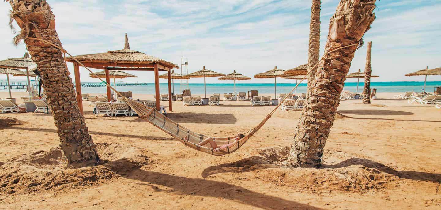 Überwintern im Ausland an einem Strand in Tunesien