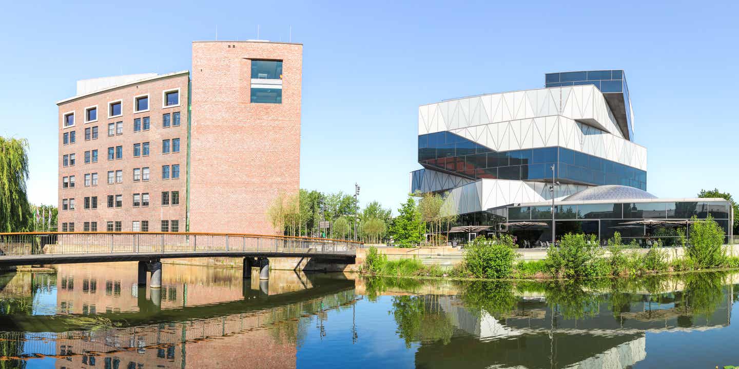 Das Experimente Science Center in Heilbronn spiegelt sich im davorliegenden Wasserbassin