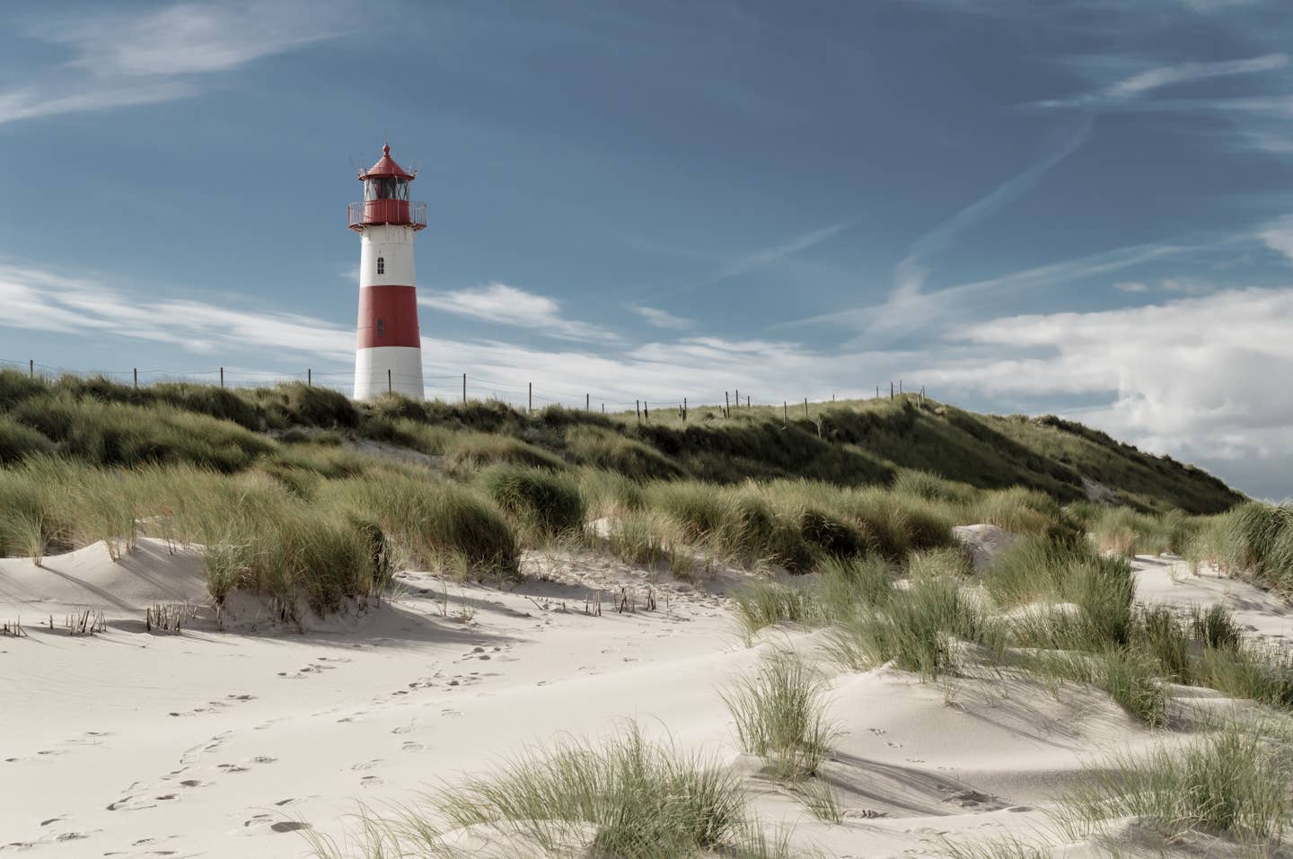 Sylt Urlaub mit DERTOUR. Leuchtturm im Norden Sylts mit Dünen und Strandgras im Vordergrund