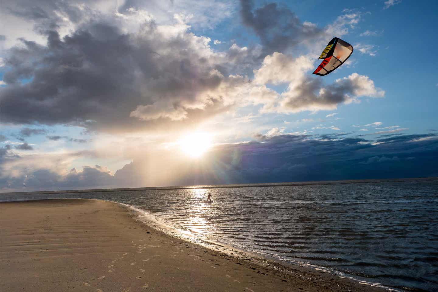 Deutschland Nordsee Tagesausflug: Kitesurfer auf dem Meer am Ordinger Strand