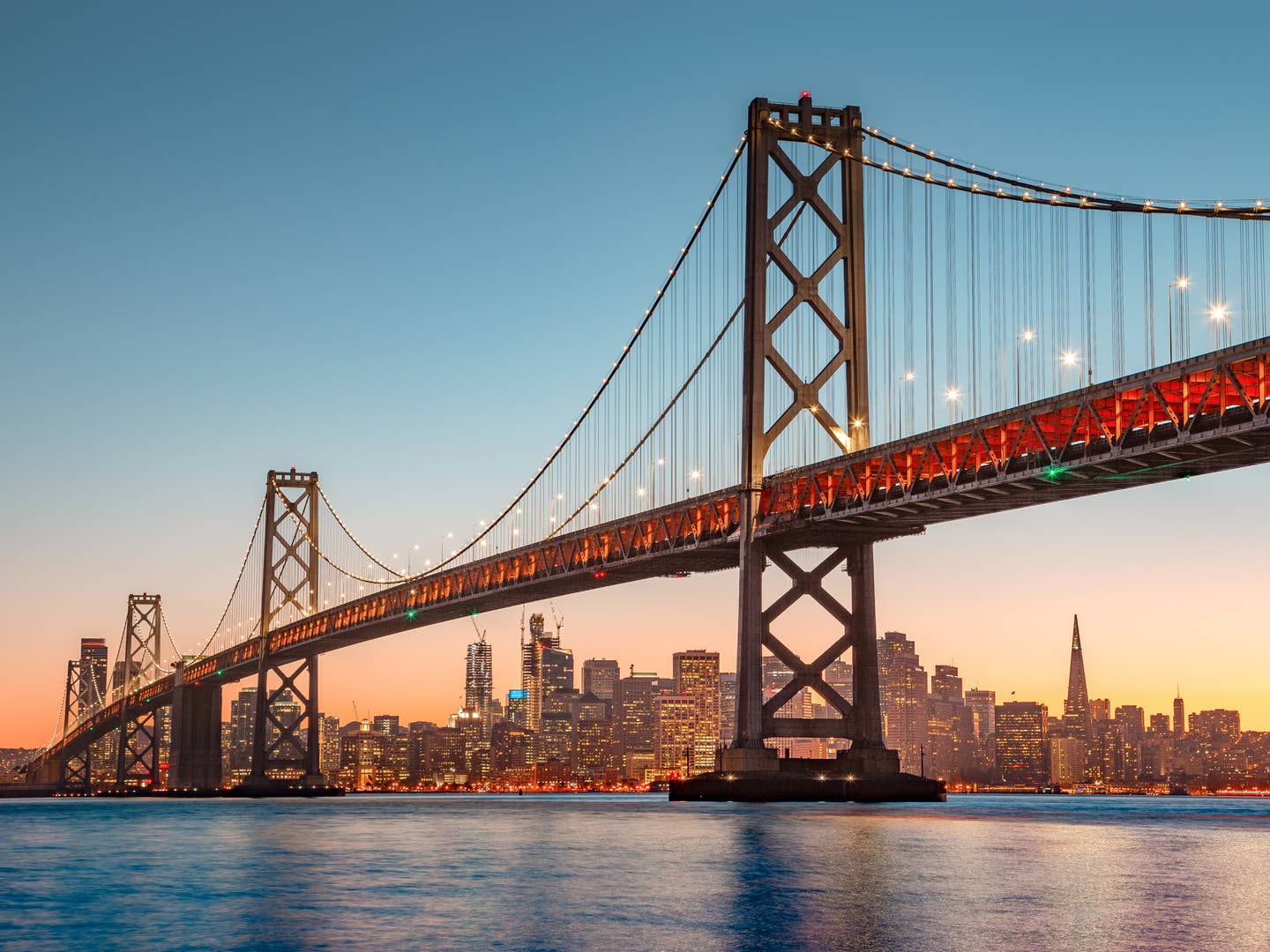 San Francisco: Golden Gate Bridge bei Sonnenuntergang mit Skyline San Francisco: Golden Gate Bridge bei Sonnenuntergang mit Skyline