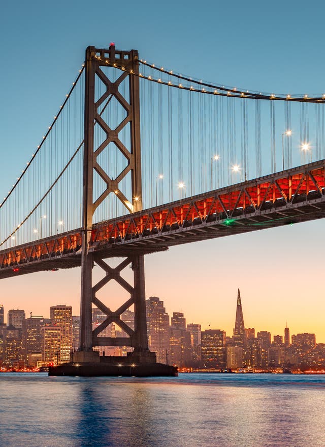 Nordamerika Urlaub San Francisco: Golden Gate Bridge bei Sonnenuntergang mit Skyline