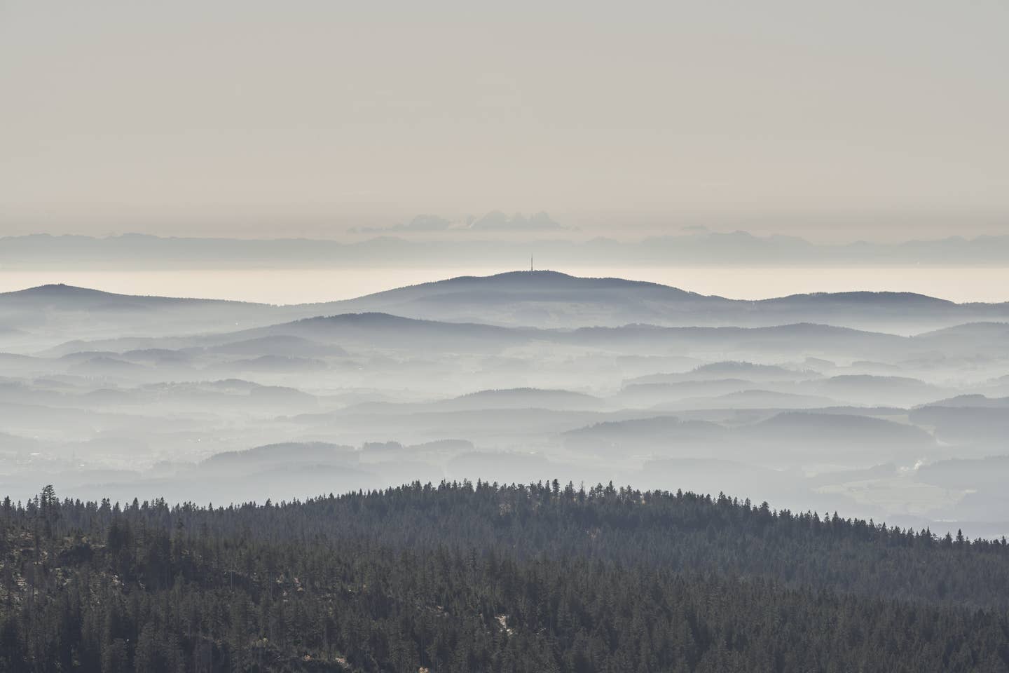 Bayerischer Wald Urlaub mit DERTOUR. 300 Kilometer Fernsicht vom Gipfel des Großen Arber im Bayerischen Wald