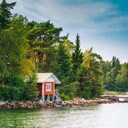 Finnland-rote-Holzsauna-g-482474914.jpg