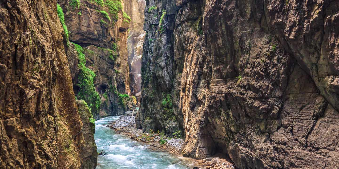 Partnachklamm bei Garmisch-Partenkirchen mit türkisfarbenem Gebirgsbach zwischen steilen Felswänden