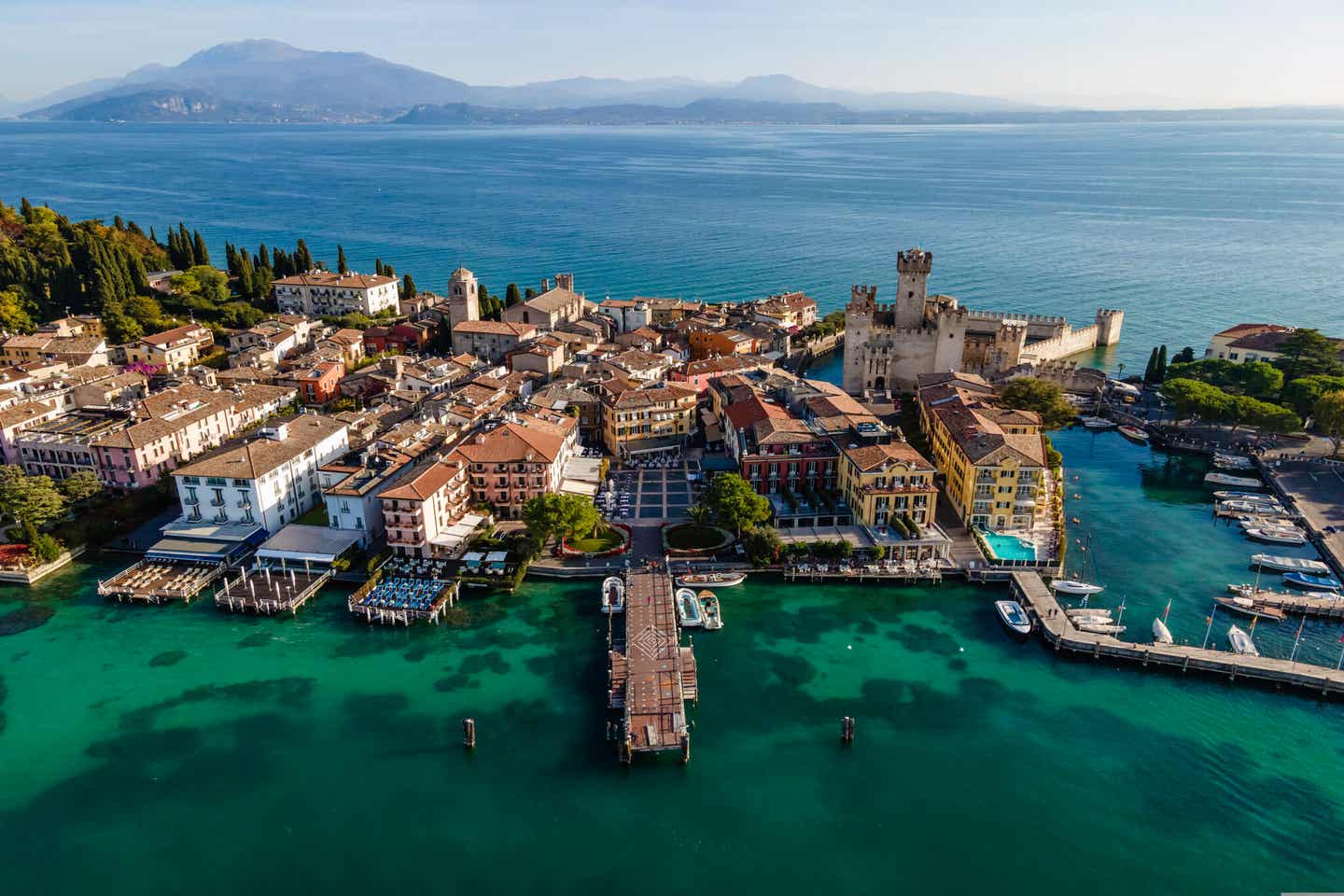 Burganlage von Castello Scaligero bei Sirmione in Italien