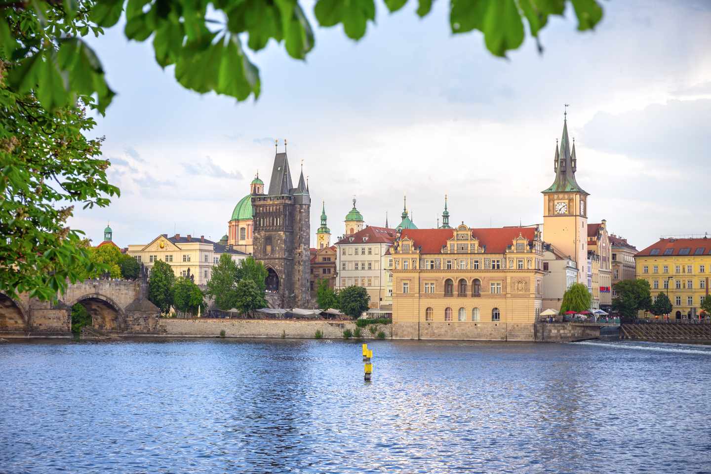 Städtetrip August: Blick auf Karlsbrücke in Prag