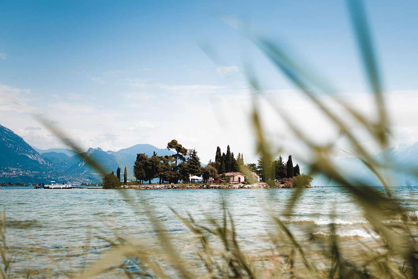 Gardasee-Strand mit Blick auf die Isola di Biagio