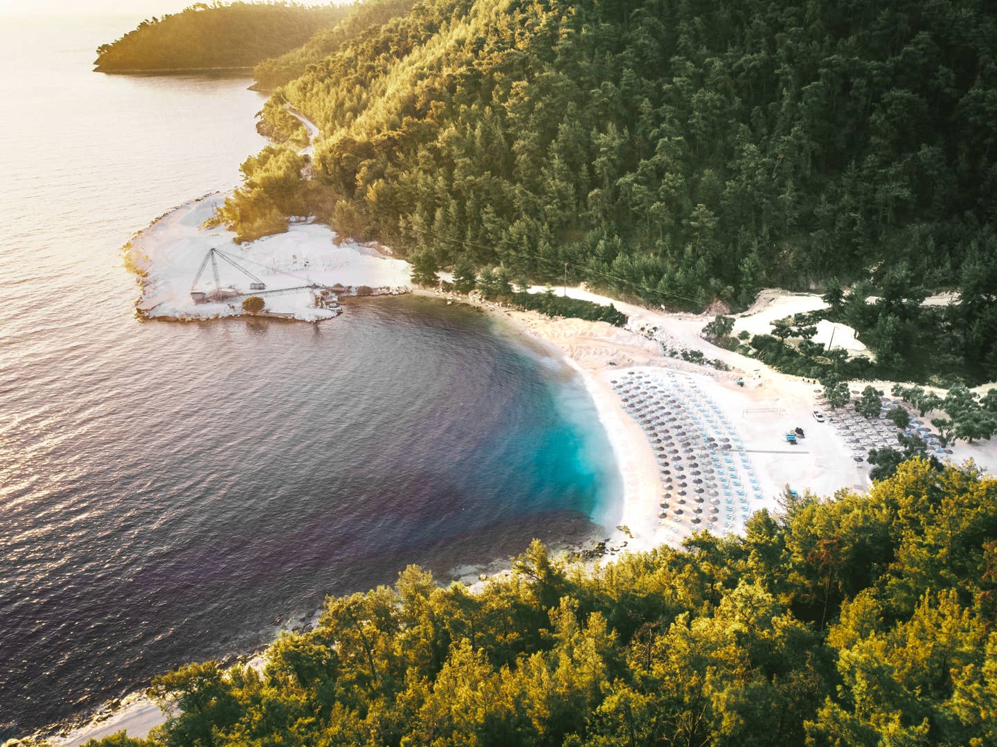 Thassos Urlaub mit DERTOUR. Porto Vathy Beach auf Thassos bei Sonnenuntergang