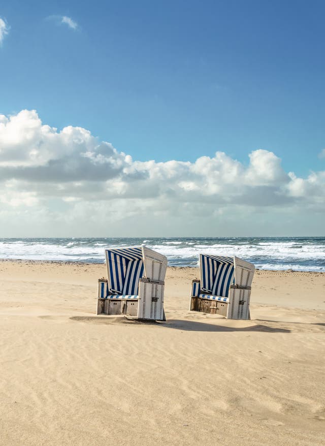 Jetzt entdecken Nordseestrand mit zwei Strandkörben und Meer im Hintergrund
