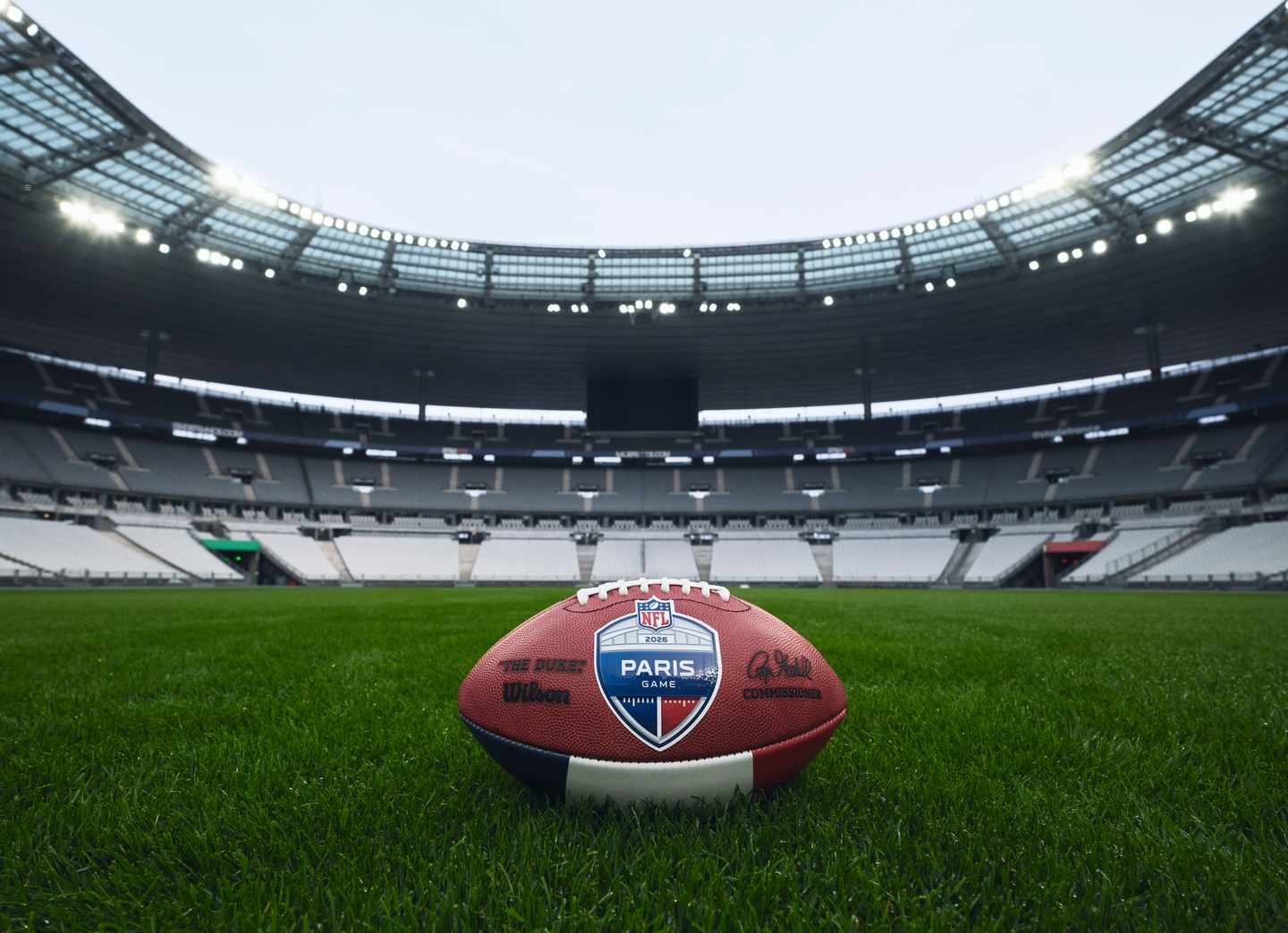 Football auf dem Rasen im Stadion Paris