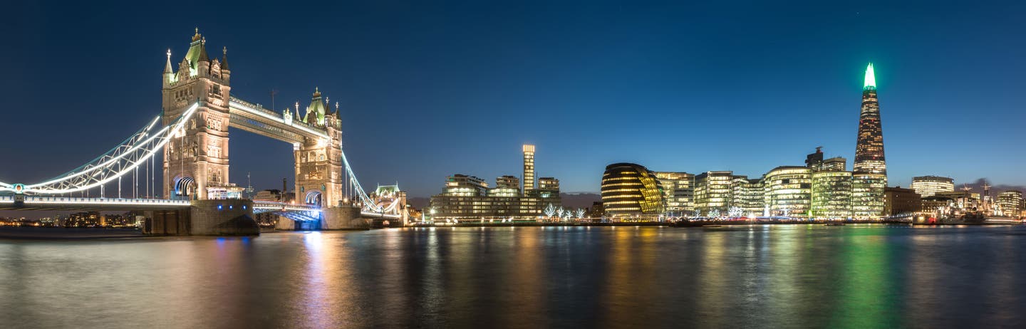 Musicals London. Blick über die Themse bei Nacht. Links die Tower Bridge.